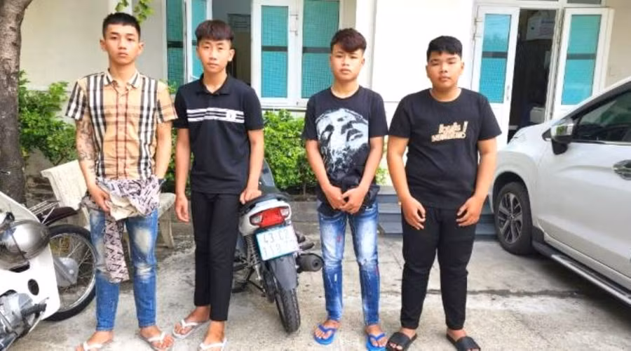 Nhóm thiếu niên tại cơ quan công an. Ảnh: Công an Đà Nẵng. 