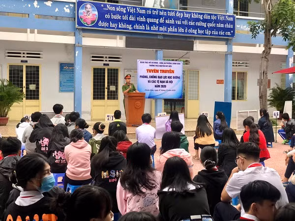 Công an tuyên truyền về phòng chống bạo lực học đường. 