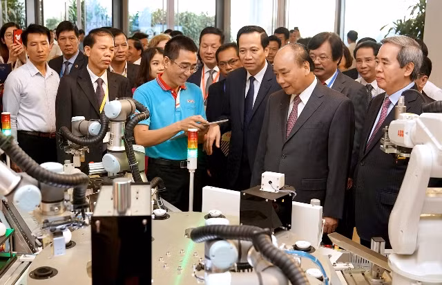Thủ tướng Nguyễn Xuân Phúc và các đại biểu tham quan triển lãm kỹ năng nghề trong khuôn khổ sự kiện