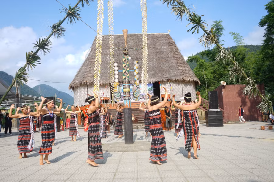 Ngày 27/4, UBND xã Hoà Bắc (huyện Hòa Vang, TP. Đà Nẵng) tổ chức chương trình "Liên hoan Văn hoá - Thể thao và phục dựng lễ hội truyền thống người Cơ Tu năm 2023". Đây là sự kiện nằm trong chuỗi hoạt động Tuần lễ du lịch Hoà Bắc được tổ chức tại xã Hoà Bắc, kỷ niệm 48 năm Ngày giải phóng miền Nam, thống nhất đất nước (30/4/1975 - 30/4/2023); Giỗ tổ Hùng Vương (mùng 10 tháng 3 âm lịch) và Ngày Quốc tế lao động (1/5). Ảnh: Hoàng Vinh.