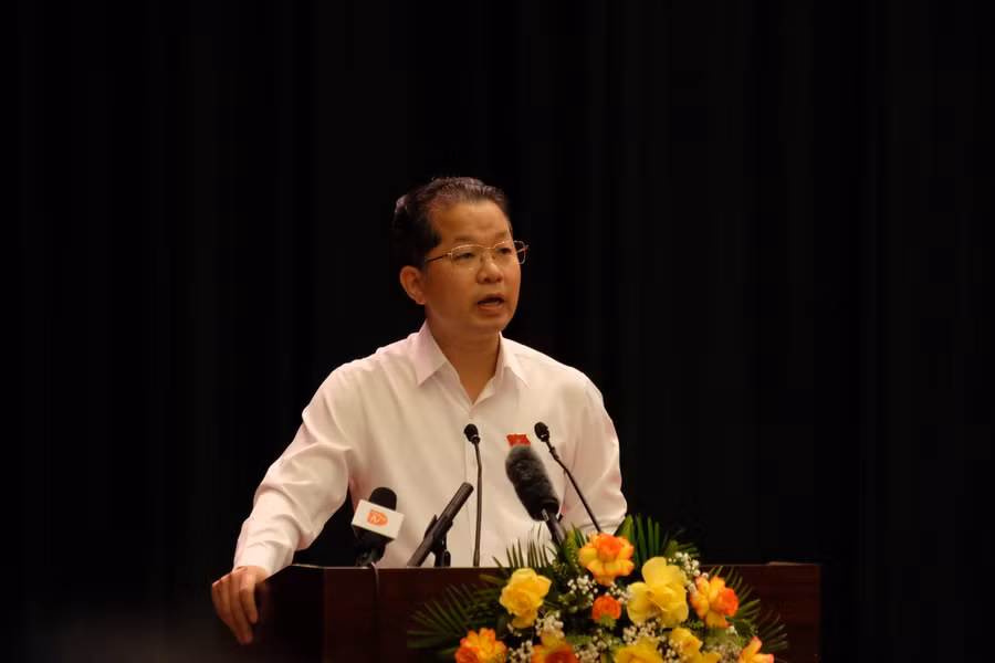 Bí thư Thành ủy Đà Nẵng Nguyễn Văn Quảng trả lời ý kiến tại buổi tiếp xúc cử tri. Ảnh: Hoàng Vinh.