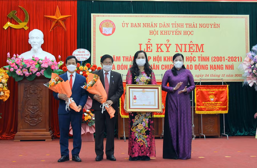Thừa ủy quyền của Chủ tịch nước, đồng chí Bí thư Tỉnh ủy Thái Nguyên Nguyễn Thanh Hải trao tặng Huân chương Lao động hạng Nhì cho Hội Khuyến học tỉnh Thái Nguyên