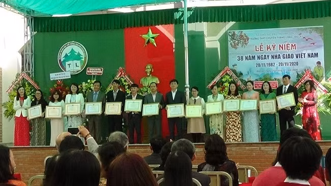 Tuyên dương các thầy cô đạt danh hiệu Chiến sĩ thi đua cơ sở năm học 2019 – 2020 nhân dịp 20/11. Ảnh: NTCC