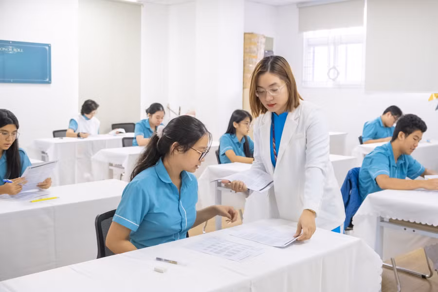 Học sinh THPT tại Sky-Line tham gia các kỳ thi thử. Ảnh: Hoàng Quyên. 