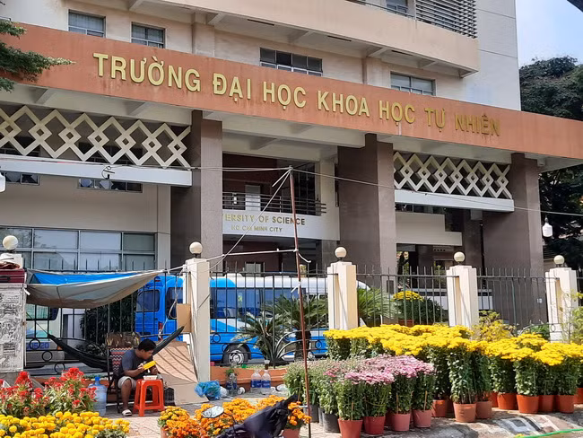 Một chủ hàng hoa cũng tập kết đủ các loại hoa trước cổng trường ĐH Khoa học Tự nhiên -ĐH Quốc gia TP.HCM tại cơ sở 2 Nguyễn Văn Cừ- Quận 5. Một chủ hàng hoa cũng tập kết đủ các loại hoa trước cổng trường ĐH Khoa học Tự nhiên -ĐH Quốc gia TP.HCM tại cơ sở 2 Nguyễn Văn Cừ- Quận 5.