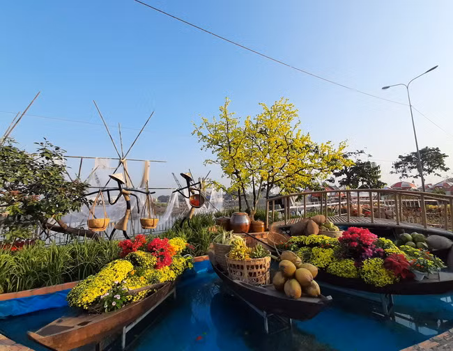Phối cảnh "trên bến dưới thuyền" điểm nhấn ở Chợ hoa Xuân Bình Điền