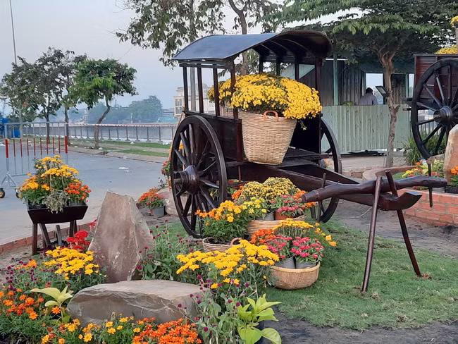 Phối cảnh xe hoa tại khu chợ.