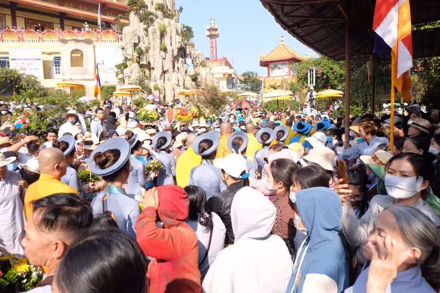 Do dịch Covid-19, Lễ hội đã tạm hoãn trong 3 năm qua. Năm 2023, TP Đà Nẵng tổ chức lễ hội đã thu hút hàng ngàn phật tử đội nắng chen chân tham dự. Ảnh: Hoàng Vinh.