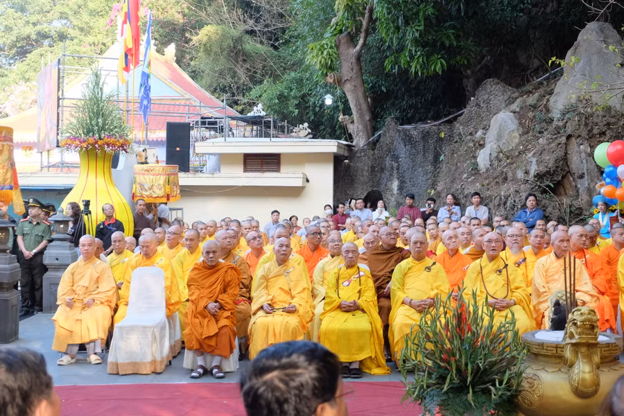 Mở đầu phần lễ, các chư tôn, tăng ni, phật tử, đạo hữu cùng nhau ôn lại nguồn gốc và ý nghĩa ngày Lễ vía đức Phật Quán Thế Âm. Dâng hoa lên Phật bà Quán Thế Âm. Kế tiếp là những nghi lễ Phật giáo truyền thống, phần cầu nguyện của đạo hữu cho quốc thái dân an và nghi thức thả bong bóng cầu nguyện hòa bình cho nhân loại, đất nước. Ảnh: Hoàng Vinh.