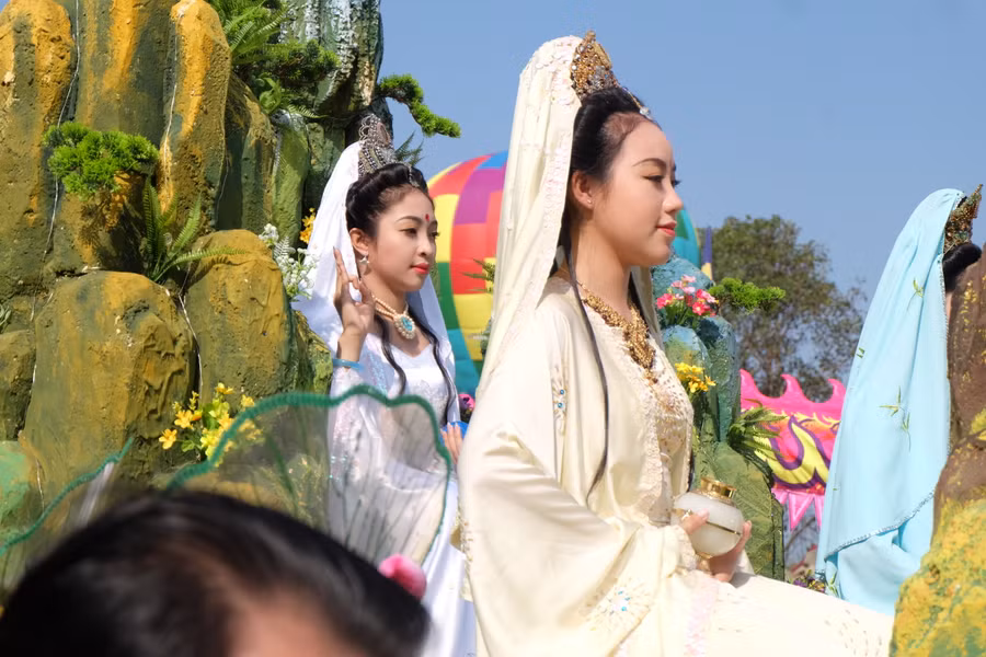 Hóa trang hình tượng Quán Thế Âm Bồ Tát. Ảnh: Hoàng Vinh.
