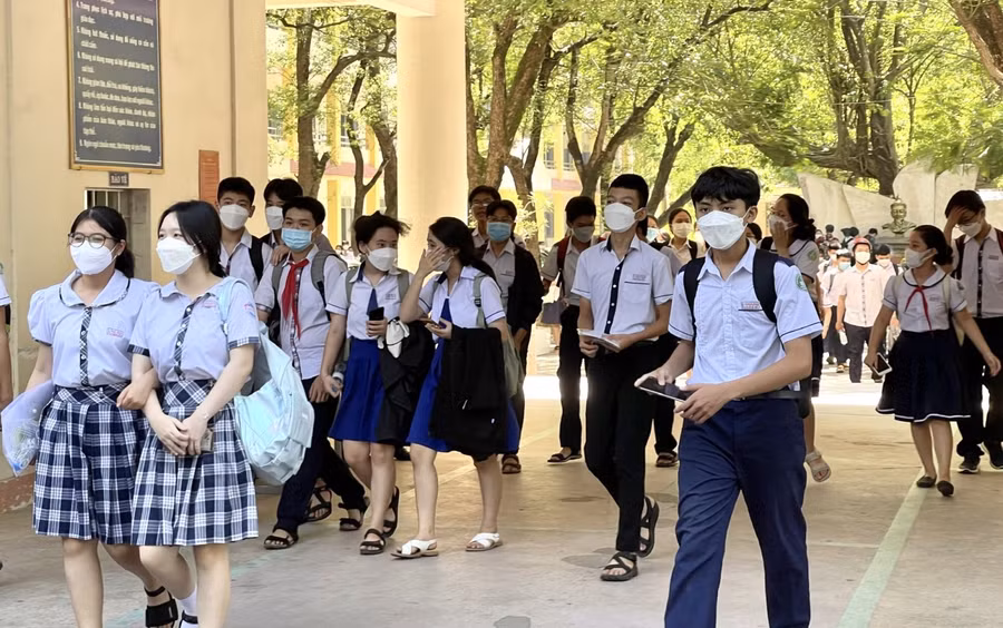 Các thí sinh ra về với tâm trạng vui vẻ sau khi kết thúc bài thi.