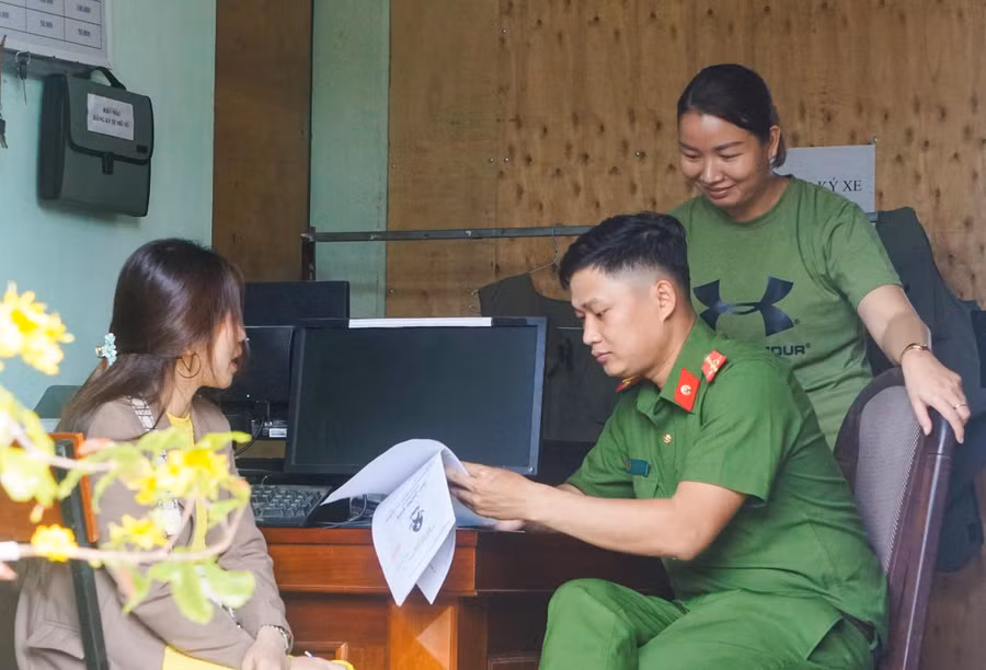 Thượng úy Tuyết đang hướng dẫn người dân tại cơ quan công an. Ảnh: Hoàng Vinh.