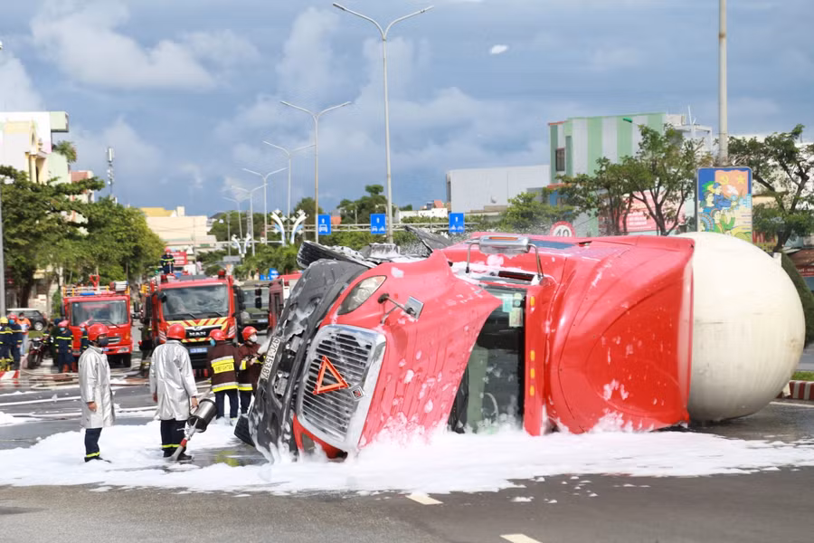 Lực lượng chức năng phun bột Foam để làm mát, tránh phát sinh nhiệt gây cháy nổ.