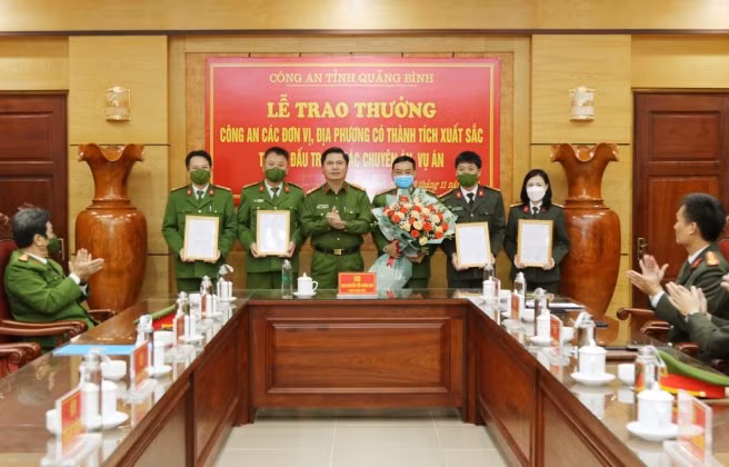 Lãnh đạo Công an tỉnh Quảng Bình trao các quyết định khen thưởng và tặng hoa chúc mừng Ban chuyên án.