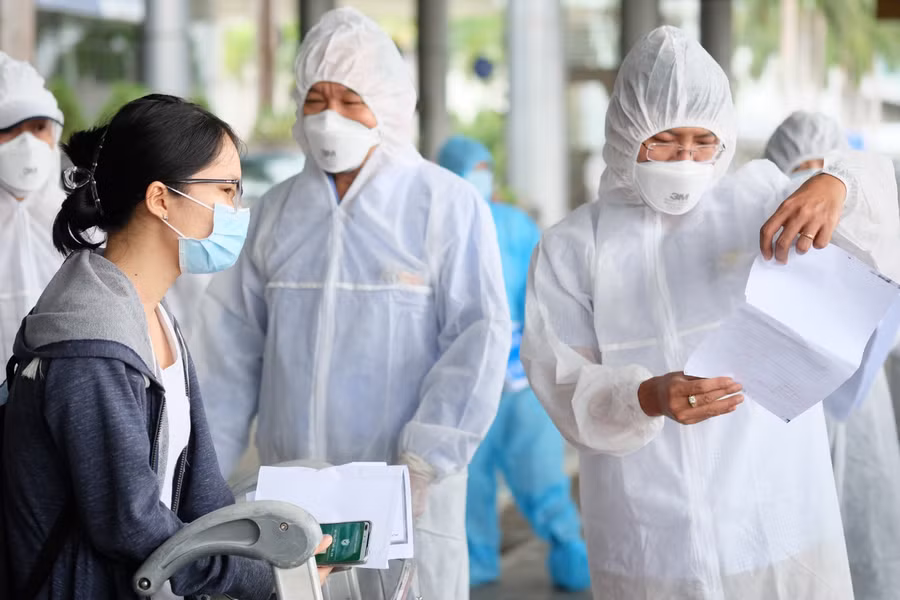 Lực lượng chức năng kiểm tra thông tin người dân khi xuống máy bay.