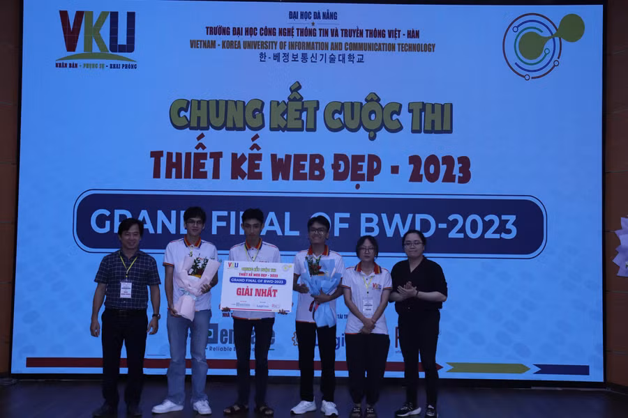 Ban tổ chức trao giải Nhất cho đội thi. Ảnh: Nguyễn Hòa.