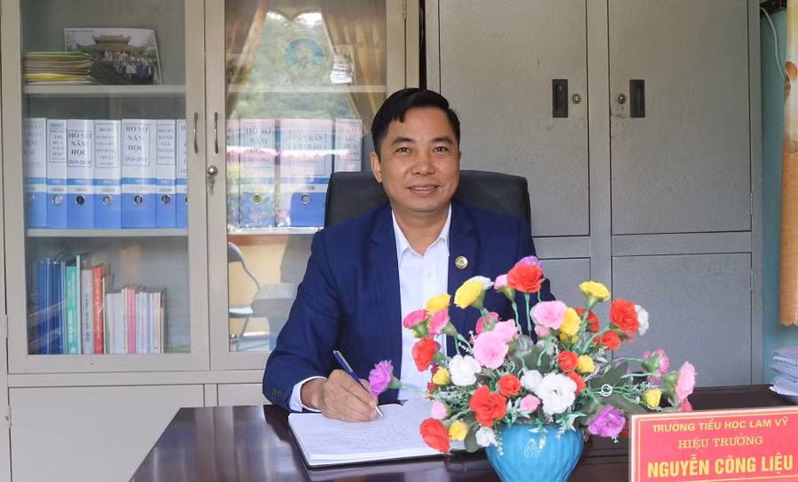 Thầy giáo Nguyễn Công Liệu, Hiệu trưởng trường Tiểu học Lam Vỹ (Định Hóa, Thái Nguyên)