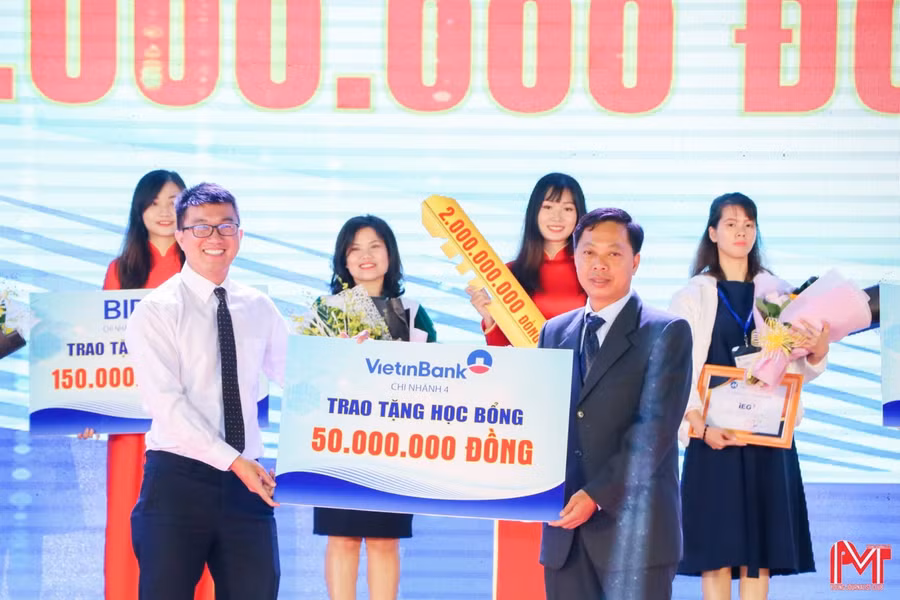 Các đơn vị đối tác, doanh nghiệp đồng hành cùng với Trường ĐH Tài Chính - Marketing để hỗ trợ học bổng cho các sinh viên có hoàn cảnh khó khăn học giỏi. (Ảnh: NTCC).
