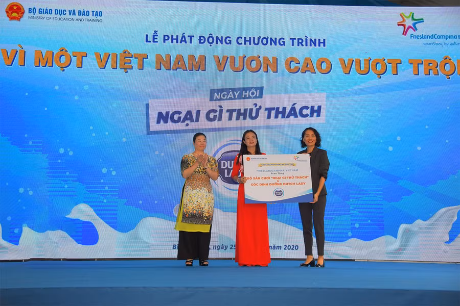 Đại diện Bộ GD&ĐT và nhãn hàng Cô Gái Hà Lan chính thức bàn giao các hạng mục đầu tư cho Trường Tiểu học Phú Hòa 3