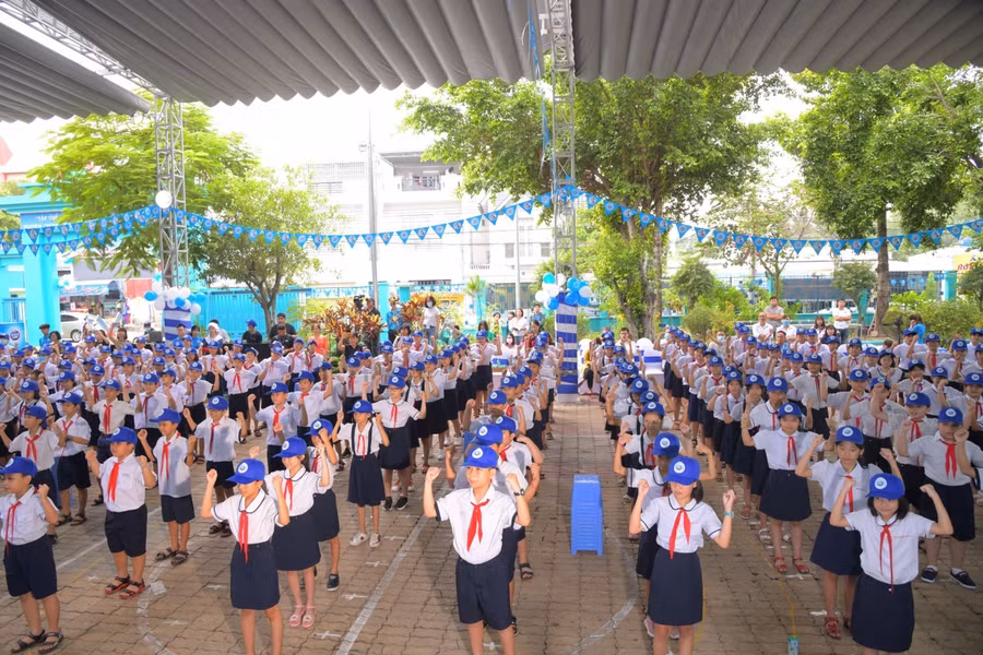 Vũ điệu thể dục với các động tác uống sữa vui nhộn khuyến khích vận động hứa hẹn sẽ là bài tập thể dục tươi vui, mới lạ giúp các em học sinh tăng cường sức khỏe thể chất sau những giờ học căng thẳng.