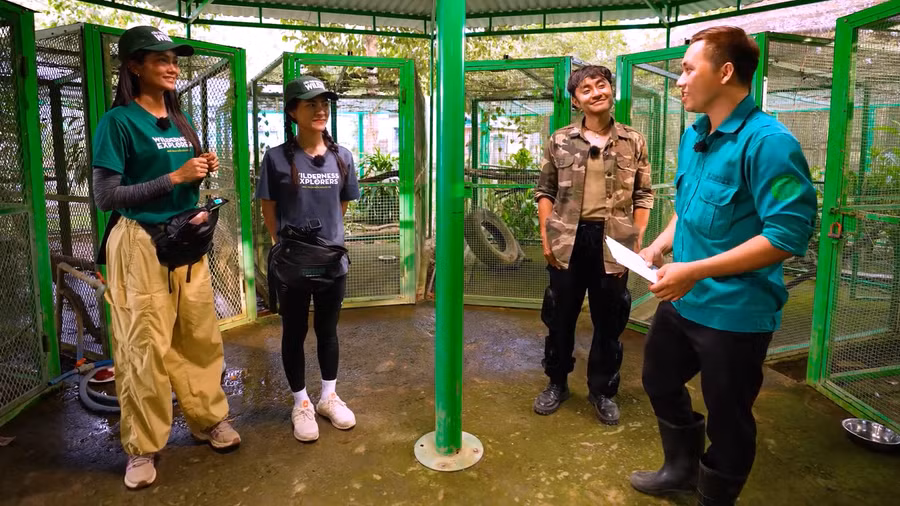 Các nghệ sĩ thăm động vật hoang dã tại Trung tâm cứu hộ, bảo tồn và phát triển sinh vật. (Ảnh: Ban Tổ chức).