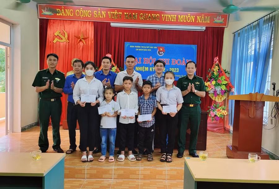Những suất quà đầy ý nghĩa sẽ là nguồn động viên giúp các em học sinh có hoàn cảnh khó khăn nỗ lực vươn lên trong học tập.