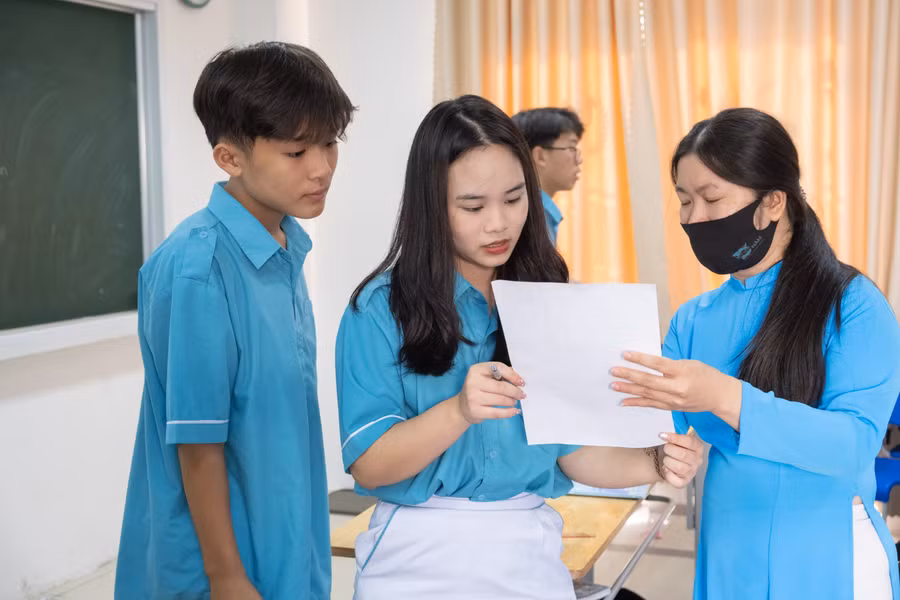 Các giáo viên tích cực ôn luyện cho các em học sinh trước khi học sinh bước vào kỳ thi Tốt nghiệp. Ảnh: Hoàng Quyên. Các giáo viên tích cực ôn luyện cho các em học sinh trước khi học sinh bước vào kỳ thi Tốt nghiệp. Ảnh: Hoàng Quyên.