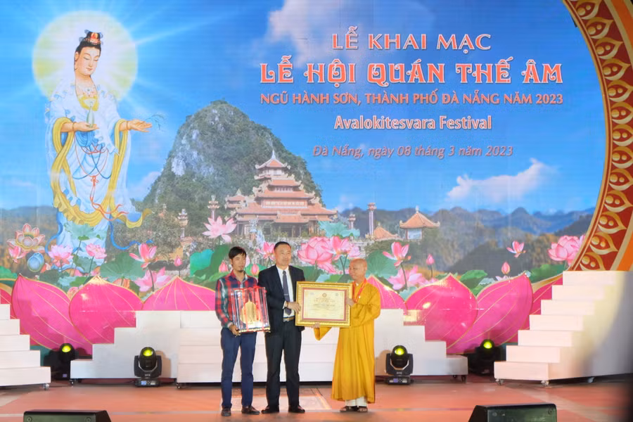 Trao chứng nhận kỷ lục Việt Nam cho độc bản Lá Bồ Đề lớn nhất mạ vàng 24k. Ảnh: Hoàng Vinh. Trao chứng nhận kỷ lục Việt Nam cho độc bản Lá Bồ Đề lớn nhất mạ vàng 24k. Ảnh: Hoàng Vinh.