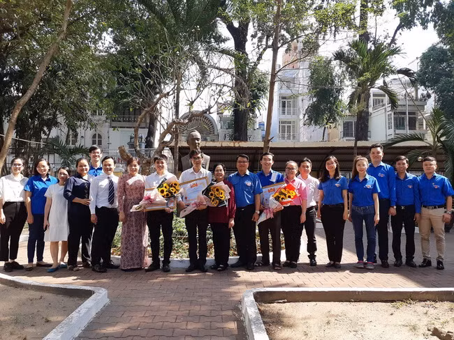 Các đại biểu chụp hình lưu niệm cùng với các BS trẻ