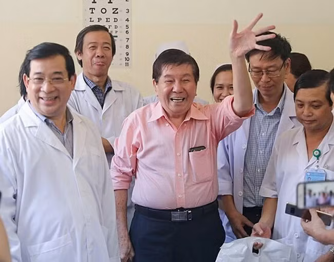 Việt kiều Mỹ nhiễm Covid-19 điều trị tại Bệnh viện Bệnh nhiệt đới TP.HCM được ra viện