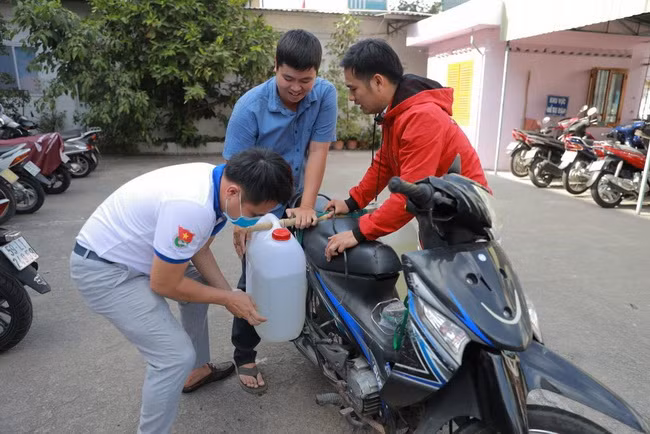 Các đơn vị trường học nhận được dung dịch Anolyte tại Trung tâm