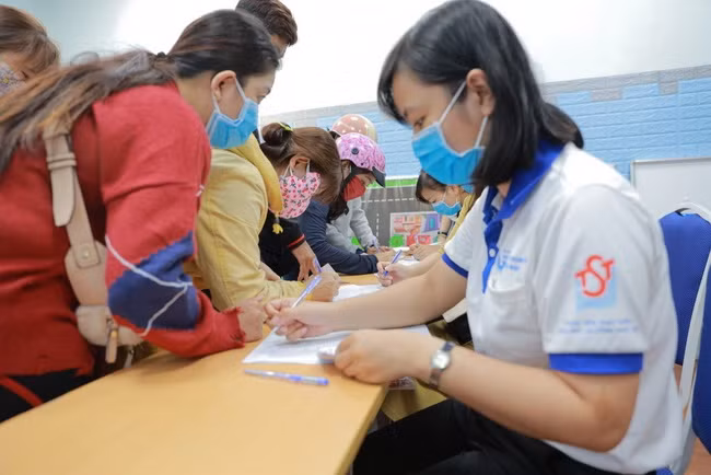 Hiện đã có 564 đơn vị trường học đến đăng ký nhận dung dịch sát khuẩn miễn phí.
