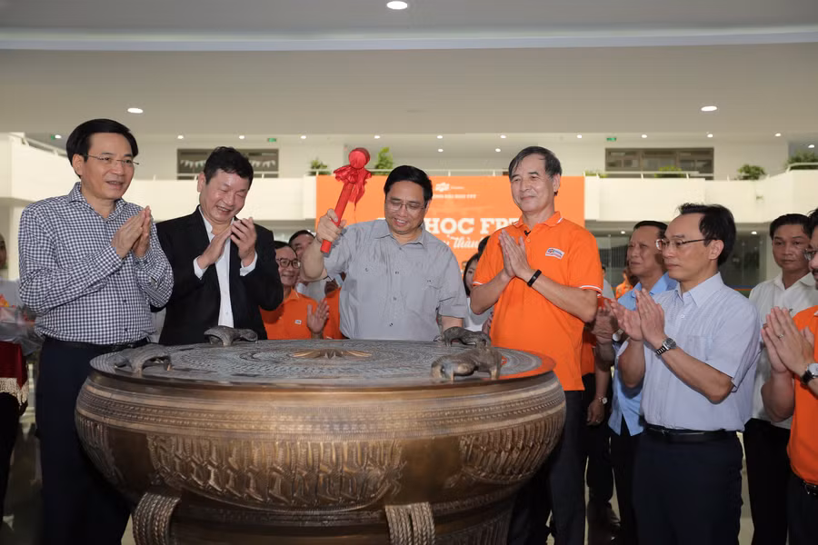 Thủ tướng Phạm Minh Chính gióng hồi trống trên chiếc trống đồng của FPT University - một nghi thức quen thuộc dành cho các vị khách quý khi đến thăm trường.