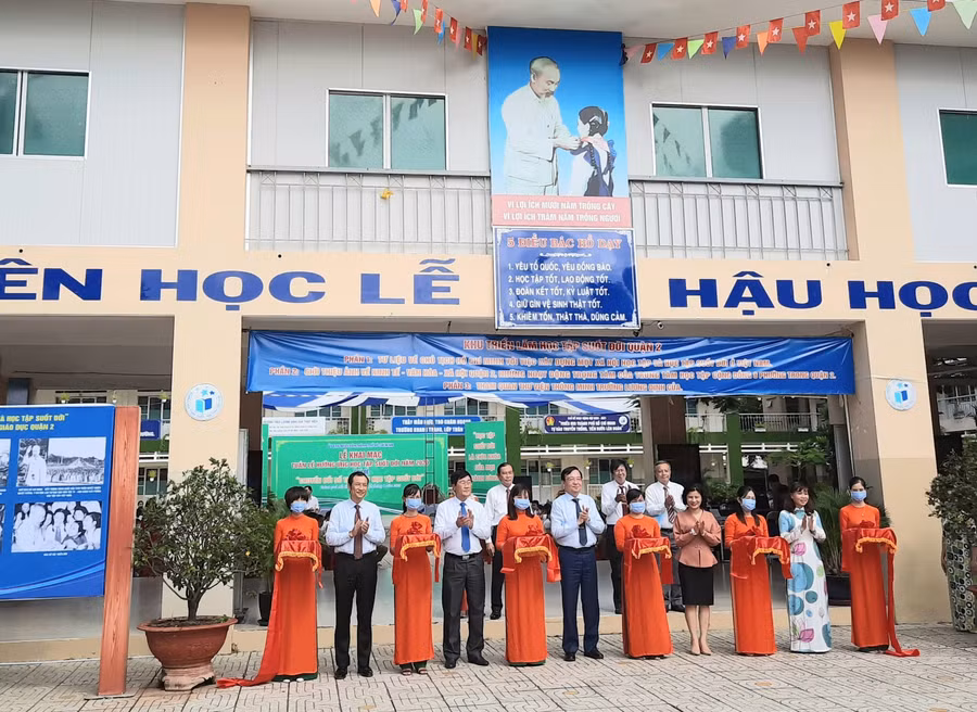Các đại biểu cắt băng khánh thành Khu triển lãm học tập suốt đời tại quận 2.