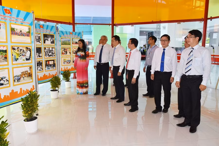 Các đại biểu tham quan triển lãm