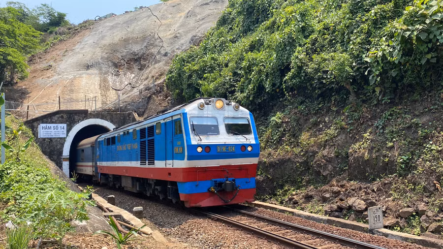 Trên đoạn tuyến có 6 hầm, từ hầm số 9 đến hầm số 14 với tổng chiều dài 2.337m được xây dựng từ những năm 1926 - 1931.