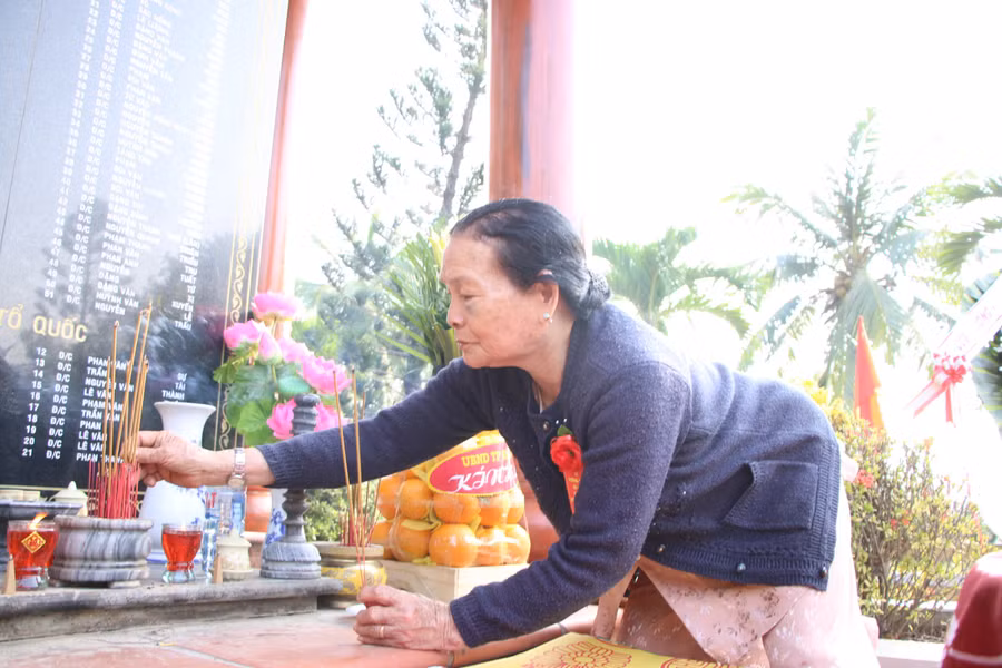 Bà Trần Thị Huệ (mẹ của liệt sĩ Lê Thế) đang thắp hương tưởng nhớ các liệt sĩ.