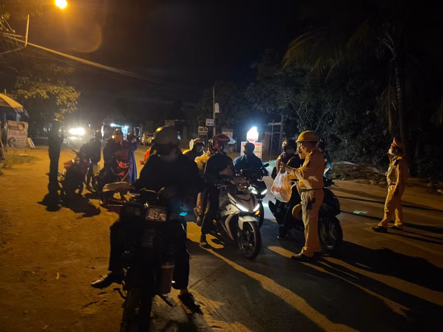 Do di chuyển đường dài nên khi đến địa phận Đà Nẵng đoàn chia thành 5 nhóm.