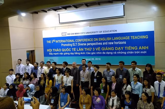 Các đại biểu và khách mời chụp hình lưu niệm với ban tổ chức. Các đại biểu và khách mời chụp hình lưu niệm với ban tổ chức.