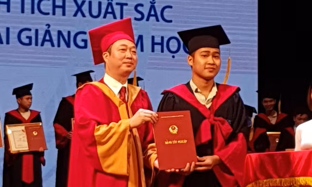 Hiệu trưởng Đồng Văn Ngọc trao bằng tốt nghiệp cho sinh viên giỏi