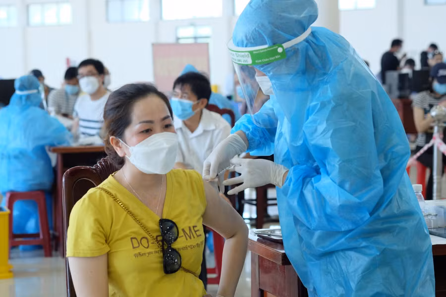 Tiêm vắc xin cho người dân. Ảnh tư liệu. 