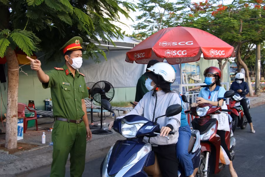 Nhân viên, công nhân... làm việc tại các công xưởng nhà máy bắt đầu di chuyển để thực hiện giao ca.