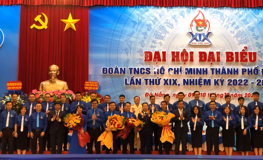 Lãnh đạo Thành ủy, UBND Đà Nẵng và Trung ương Đoàn TNCS Hồ Chí Minh tặng hoa chúc mừng Ban chấp hành Đoàn TNCS Hồ Chí Minh TP. Đà Nẵng. 