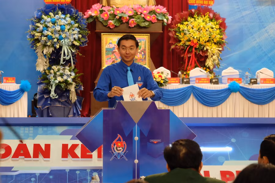 Các Đại biểu bỏ phiếu bầu. Các Đại biểu bỏ phiếu bầu.