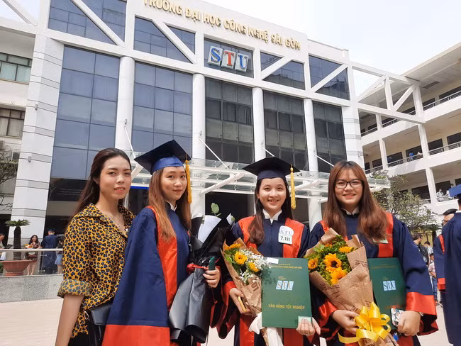 Nguyễn Thị Tuyết Nhi (đứng giữa) -Khoa Quản trị kinh doanh - đã có việc làm hơn 2 tháng nay tại công ty May Nhà Bè- TPHCM