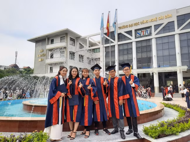 Các tân cử nhân chụp hình lưu niệm trong ngày lễ ra trường.