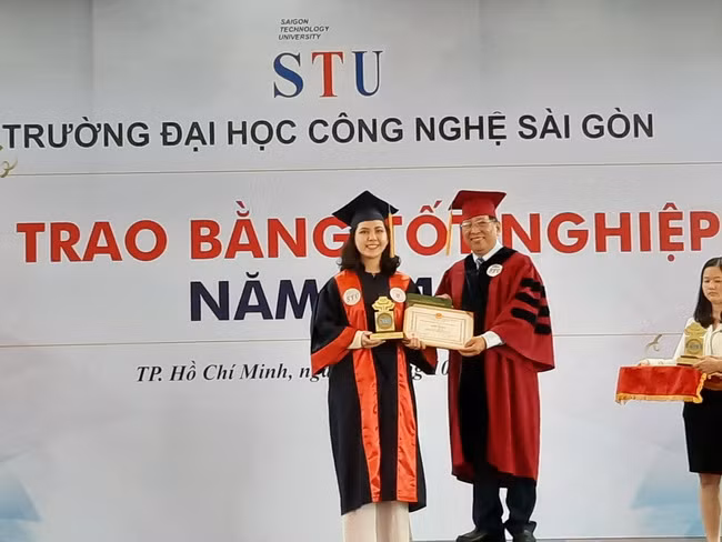 PGS. TS Cao Hào Thi- Hiệu trưởng STU trao bằng tốt nghiệp cho sinh viên xuất sắc.