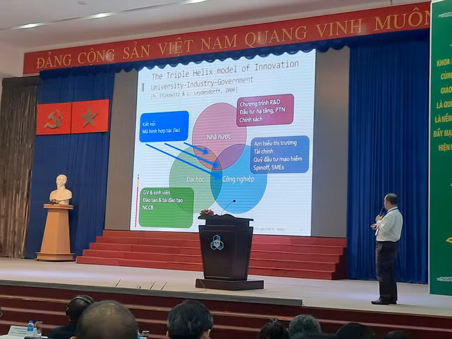 PGS.TS Thoại Nam, Giám đốc Trung tâm điện toán báo cáo tham luận tại hội nghị