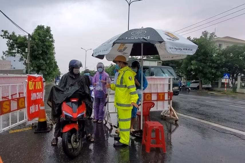 Lực lượng công an kiểm tra thông tin người dân vào TP Đà Nẵng. 