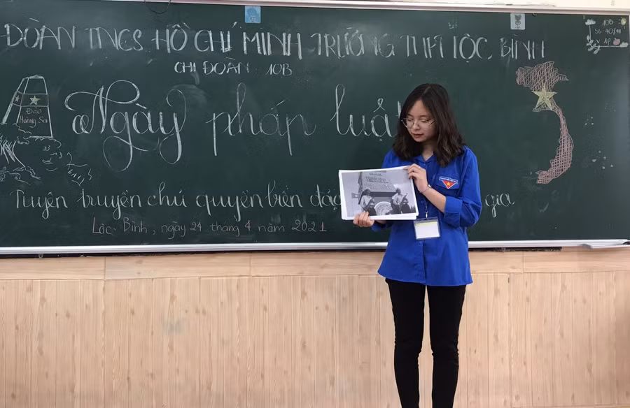 Em Chu Huyền Vy trong một hoạt động trên lớp học
